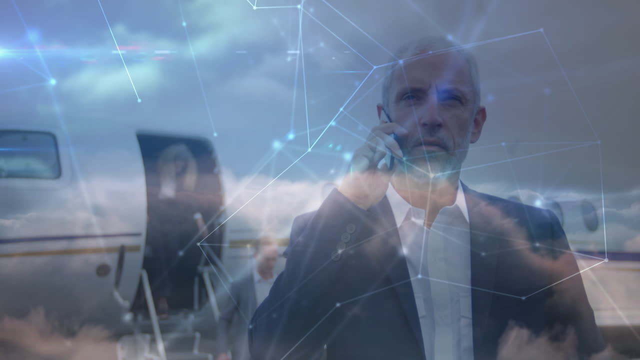 animación del procesamiento de datos sobre un hombre de negocios caucásico hablando por teléfono inteligente