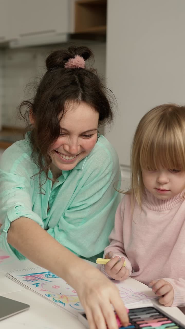 madre e hija dibujando juntos