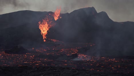 erupción en el cráter volcánico humeante de islandia 2021