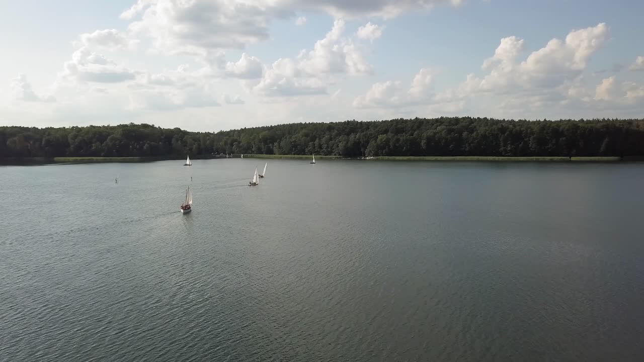 foto de verano de polonia en el lago desde el dron