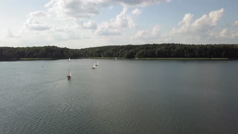 Polen-Sommeraufnahme-Auf-Dem-See-Mit-Der-Drohne