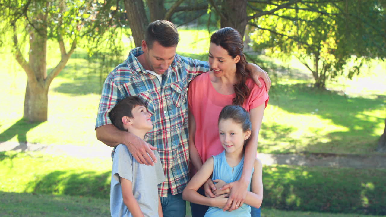 Famiglia felice insieme nel parco
