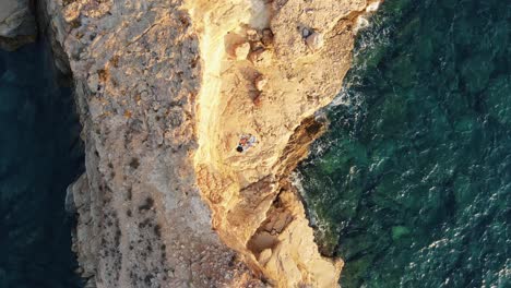 Drohnen-Selfie-Von-Oben-Nach-Unten-In-Der-Bucht-Von-Sa-Punta-Galera,-Versteckter-Felsenstrand-Auf-Der-Insel-Ibiza,-Spanien