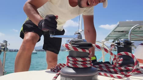 marinero que opera un cabrestante en un velero
