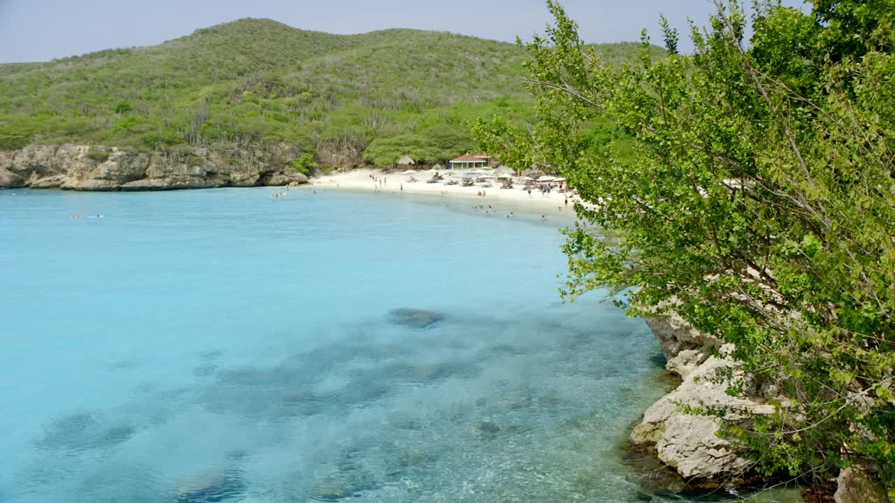 Turkisblått vann ved Grote Knip-stranden på den tropiske øya Curaçao, Karibien