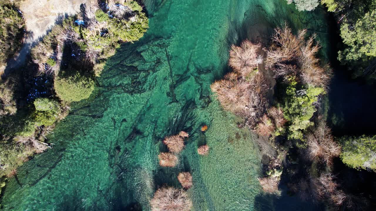 Acqua cristallina di fiume in Argentina, vista aerea dall'alto