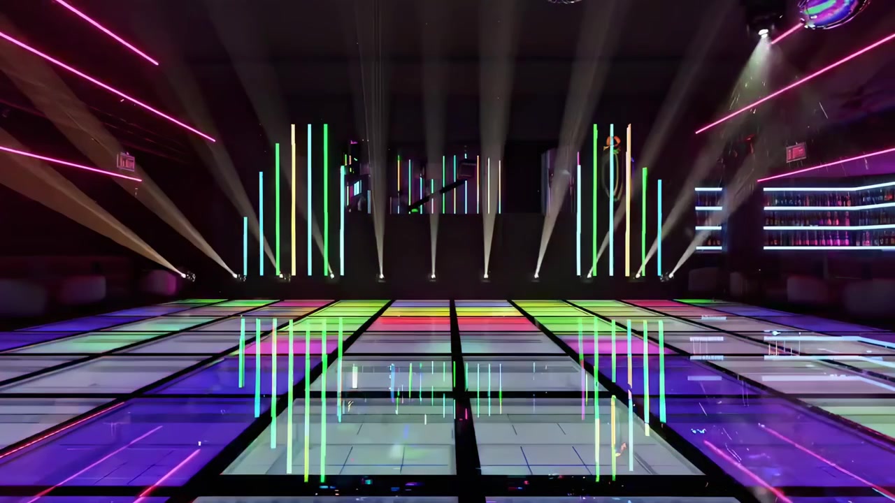 Pista da ballo colorata e illuminata all'interno di una discoteca moderna