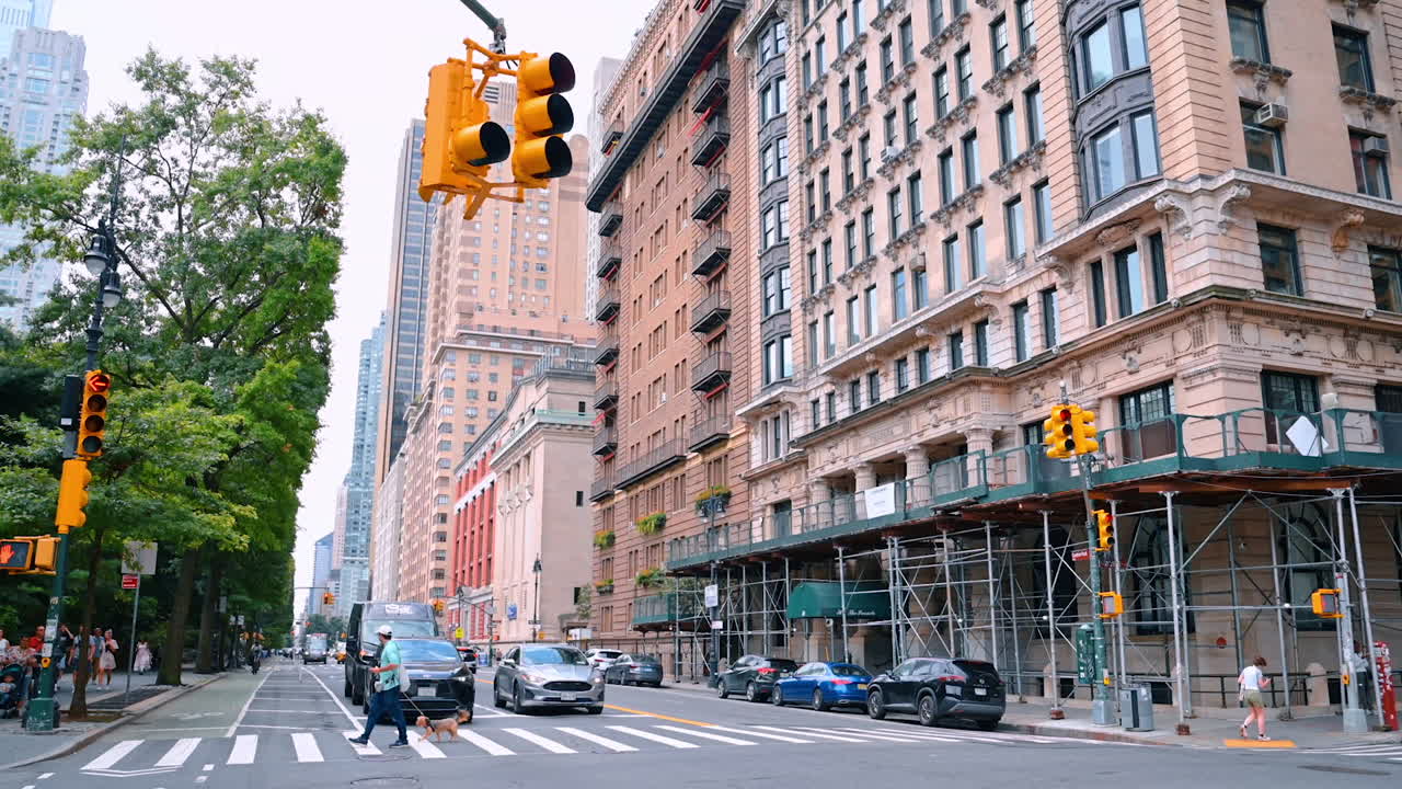 New York, USA, 12 agosto 2025: Corsa in taxi giallo sotto l'impianto semaforico. Vista sulla strada di New York, USA, di giorno.