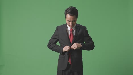 사업가 가 슈트 를 조정 하고 있다
