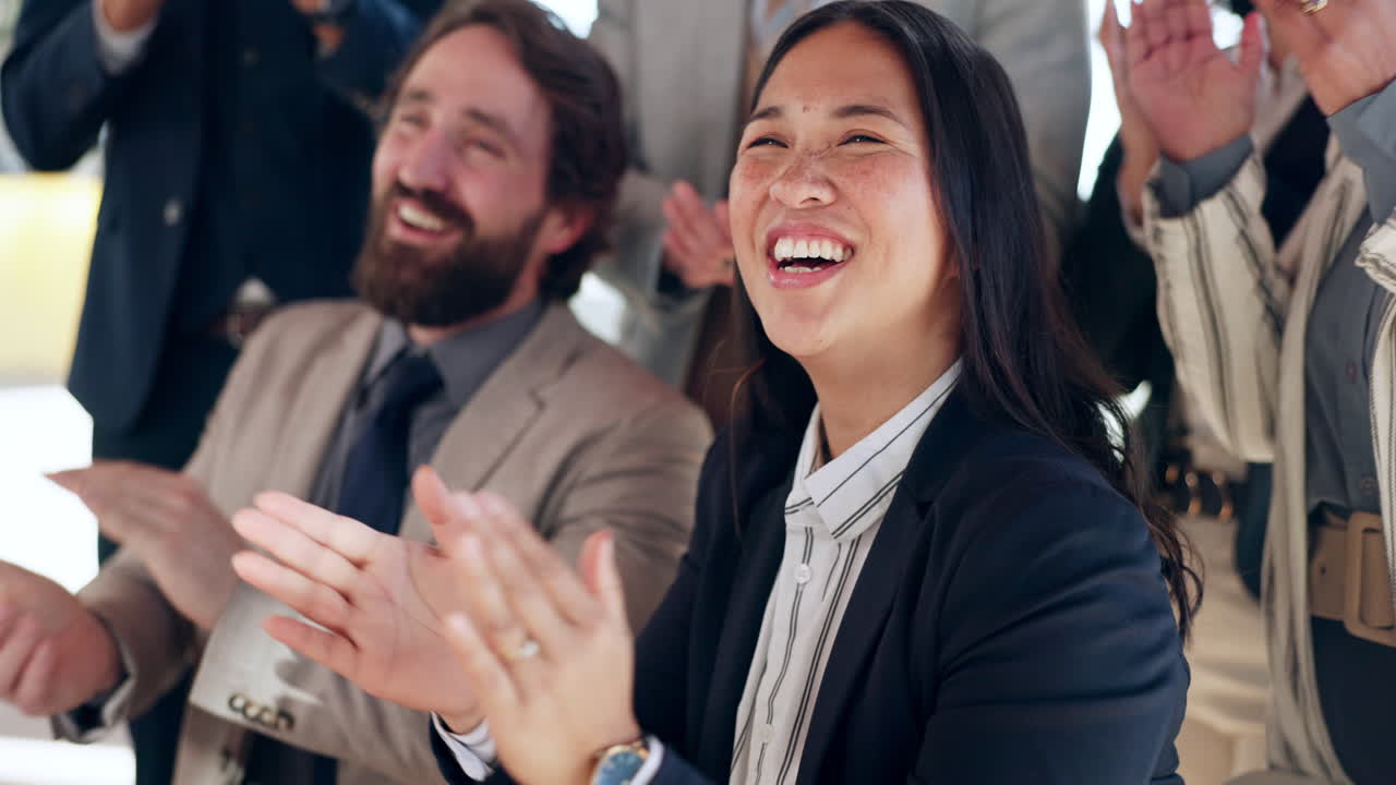 박수를 치는 관객과 사업가들