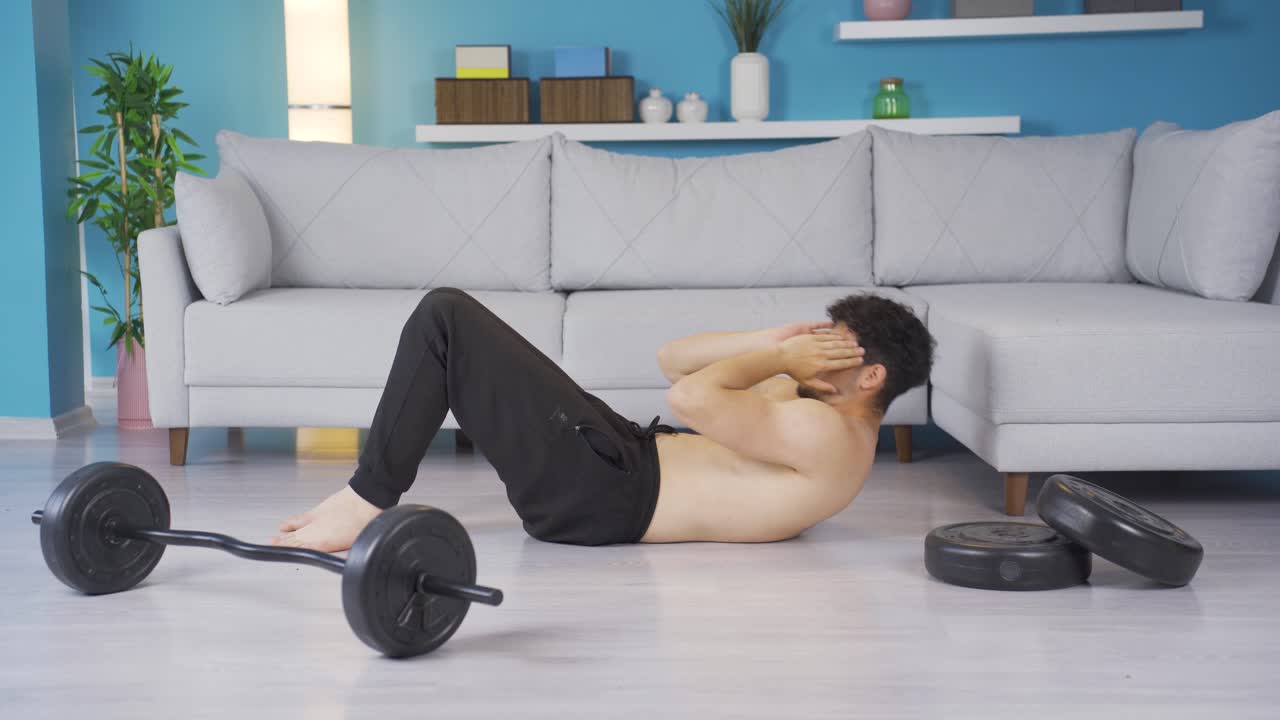 joven atleta haciendo deportes en casa haciendo abdominales.