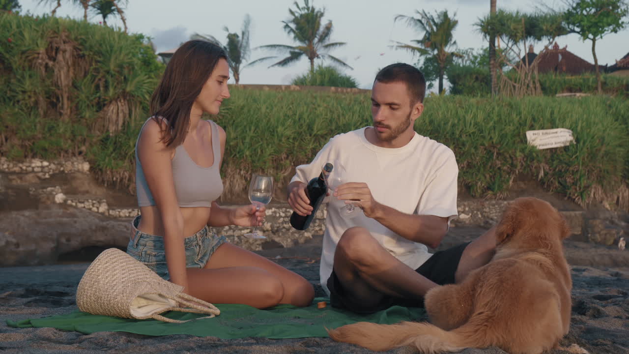 hombre abriendo vino en una cita de picnic