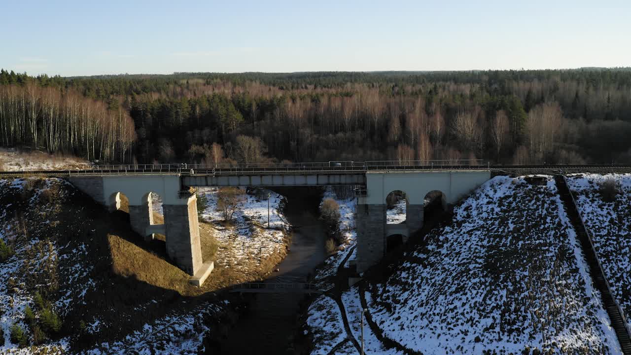 volando cerca del puente ferroviario más grande de los estados bálticos durante el invierno