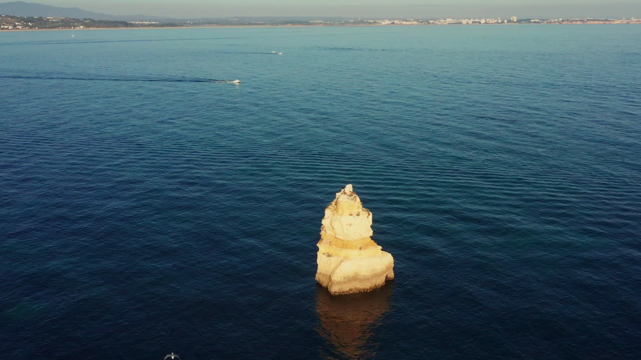 포르투갈 알가르베 지방 에 있는 라고스 해안 근처 의 석회암 지형 에 날아다니는 해파리 들 의 공중 팅