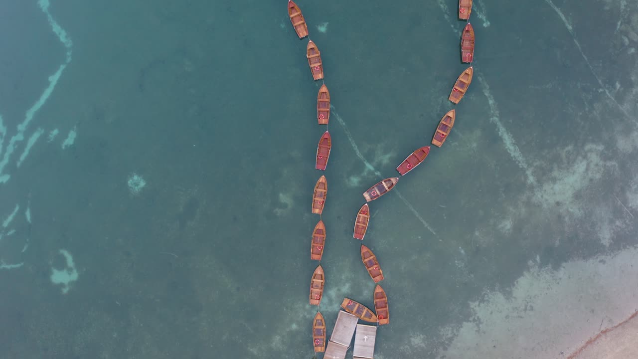 이탈리아 돌로마이트, 브레이에 호수에 묶인 목선 보트의 하향식 조감도