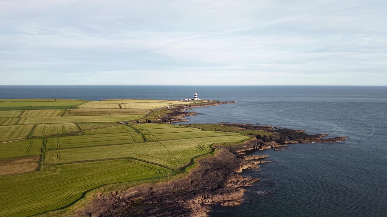 Naturskön flygbild av Hook Head fyr och klippkantad halvö, County Wexford, Irland