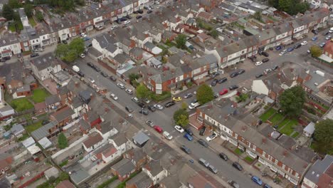 Drone-Shot-Pasando-Por-Las-Calles-De-La-Urbanización-02