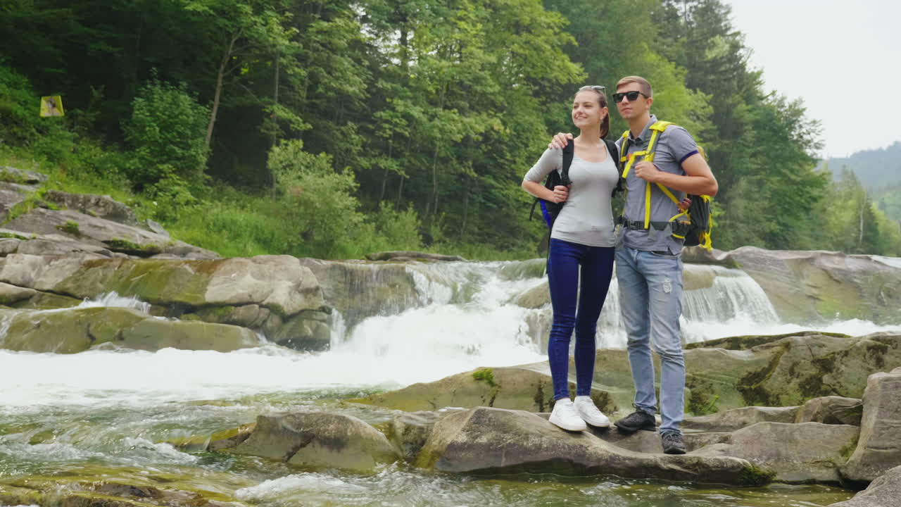 una hermosa cascada en las montañas agua que fluye sobre las rocas