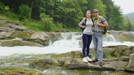 una hermosa cascada en las montañas agua que fluye sobre las rocas