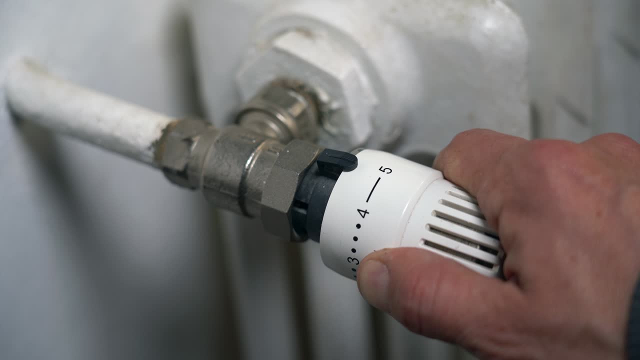 europa, italia, el aumento del costo de la factura de gas y electricidad causa un aumento del precio de la adquisición de materias primas, dinero billete de euro y radiador de calefacción doméstico