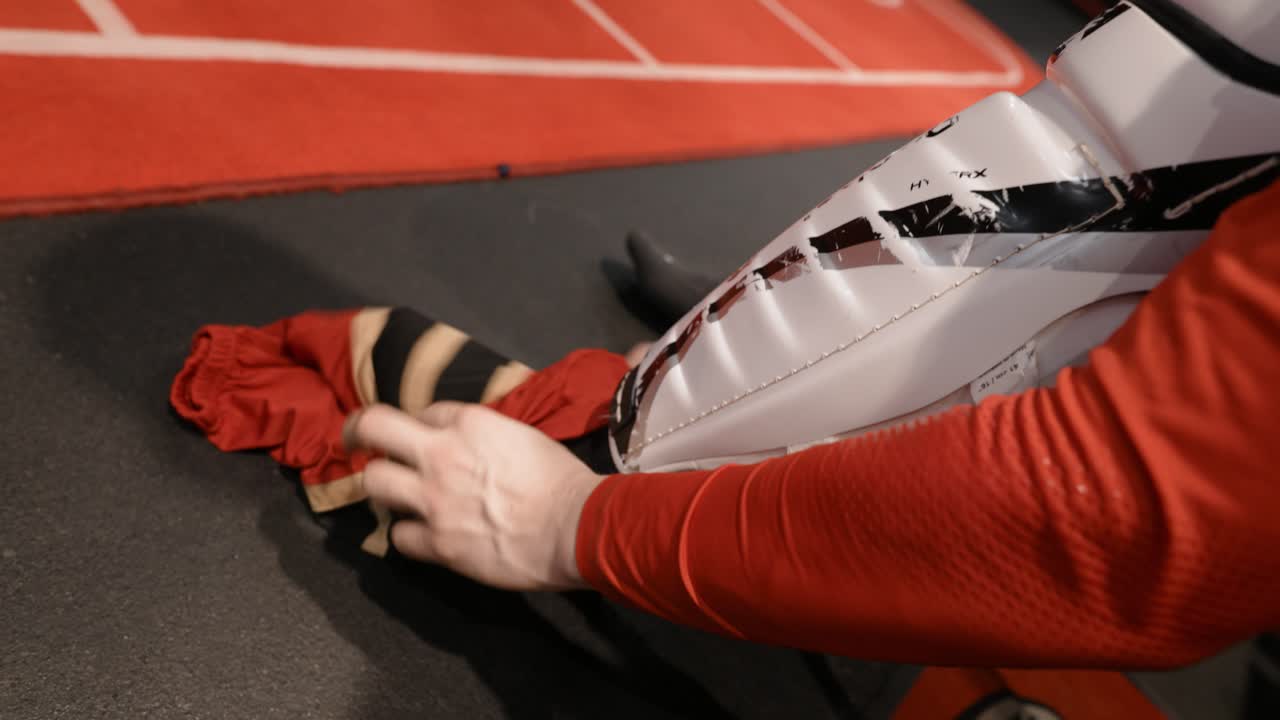 하키 장비를 입는 것