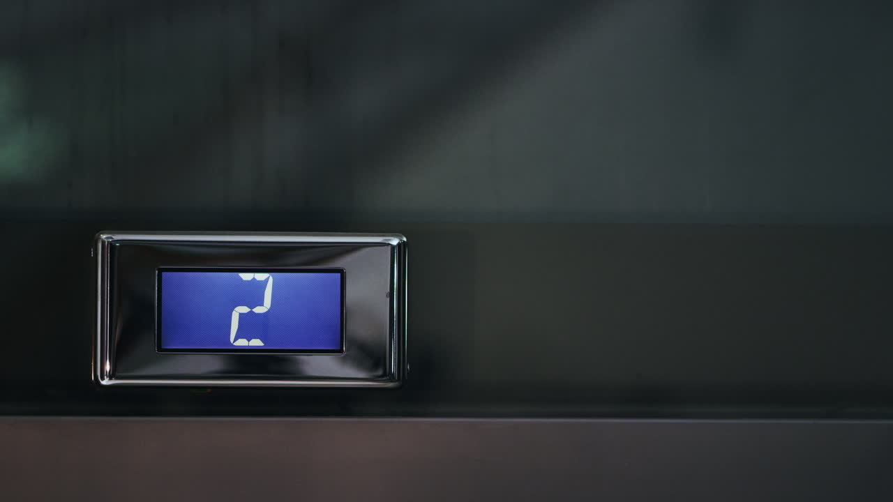 indicador de dirección y movimiento del ascensor. marcar con el número de piso en el ascensor