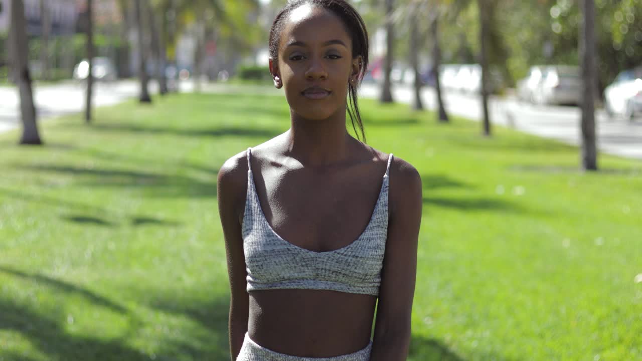 mulher em roupas esportivas cinza