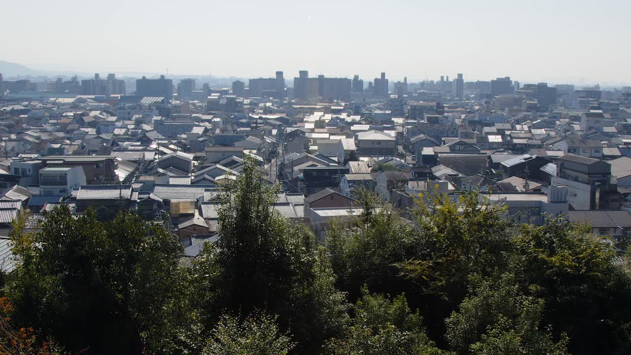 もやのかかった日に森林の小丘から撮影した京都市街地の確立ショット