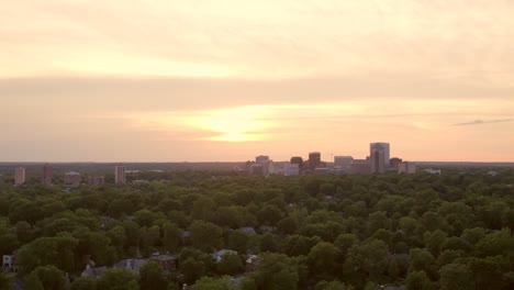 Clayton-City-Skyline-Am-Horizont-Bei-Sonnenuntergang-Mit-Einem-Subtilen-Zug-Weg