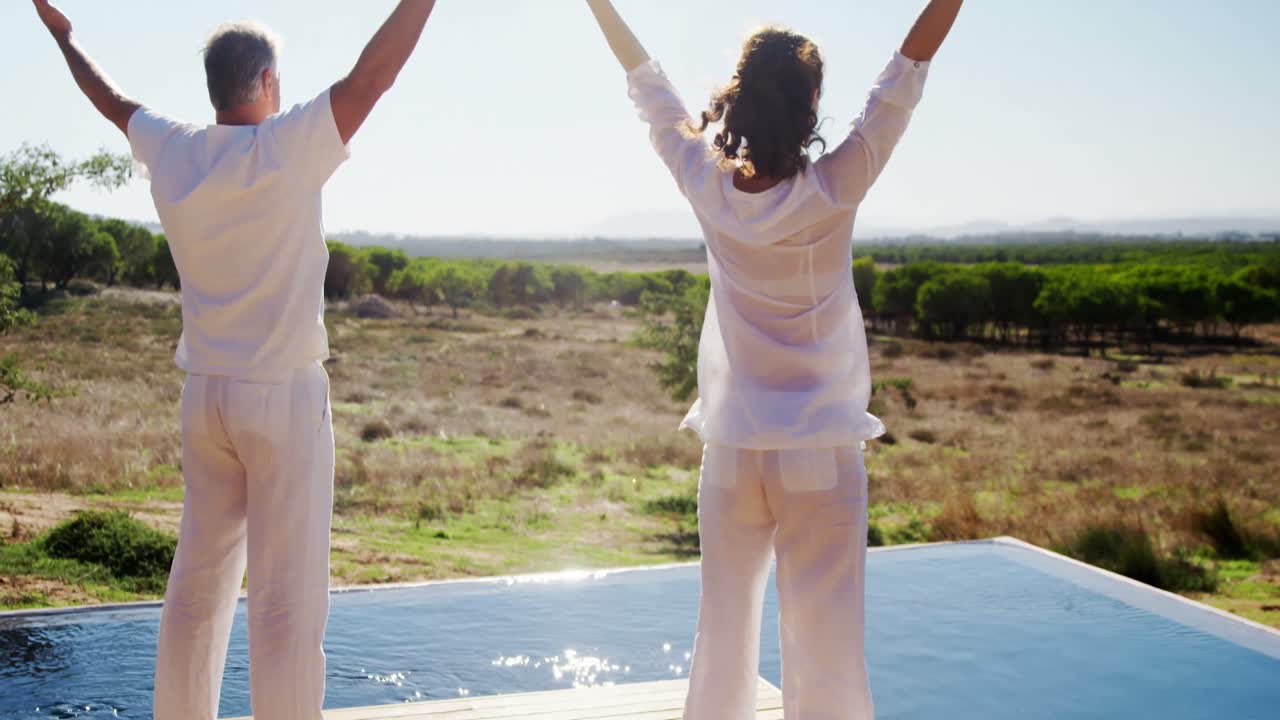 수영장  ⁇  4k 근처에 서 있는 팔을 펴고 있는 노인 커플