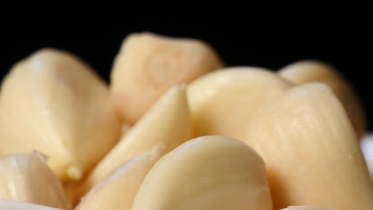 질 벗겨진 마늘의 근접