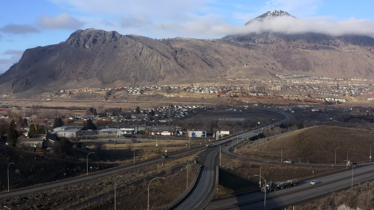 vista aérea de la intersección de la autopista kamloops en un día claro y soleado