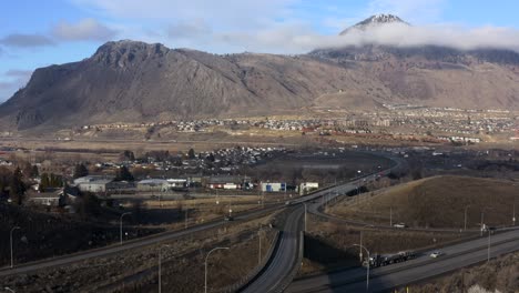 Luftaufnahme-Der-Autobahnkreuzung-Kamloops-An-Einem-Klaren,-Sonnigen-Tag