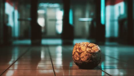 vieja pelota de fútbol en el metro vacío