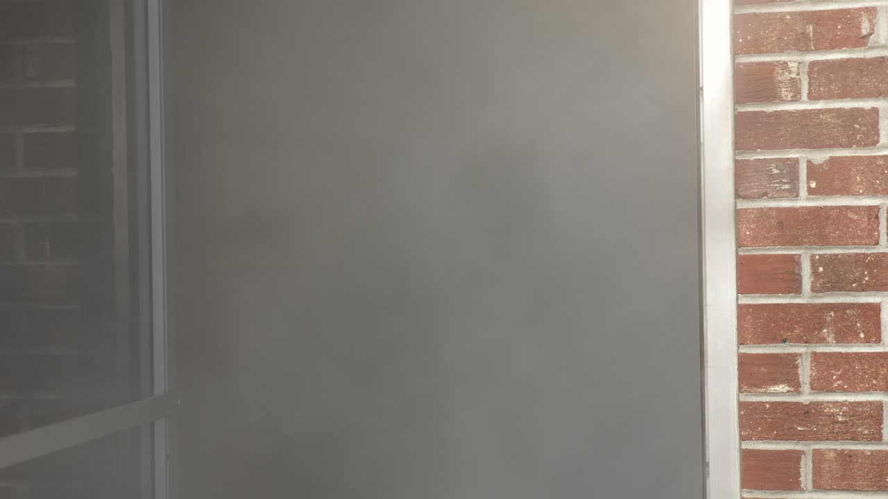 불이 붙은 건물에서 나오는 연기가 열린 문에서 나온다