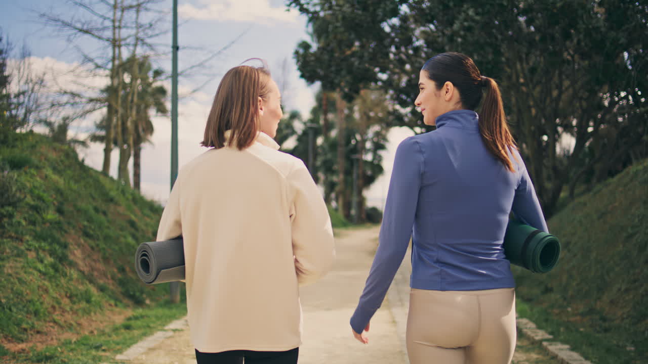 뒷모습 요기니 산책 골목 활동 요가 스포츠 여성 여름 공원에서 이야기