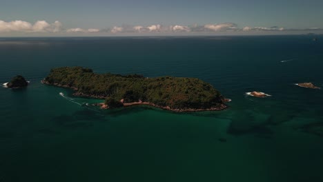 Barco-Conduciendo-Por-Una-Isla-Tropical-Desierta