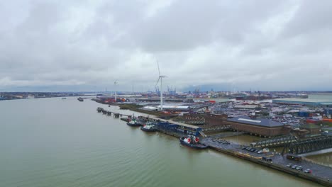 Panoramablick-Auf-Den-Flusshafen-Mit-Windkraftanlagen-Mit-Blick-Auf-Die-Stadt