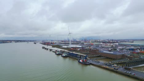 Vista-Panorámica-Del-Puerto-Fluvial-Con-Turbinas-Eólicas-Con-Vistas-A-La-Ciudad