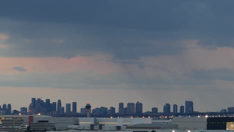 lapso de tiempo de un horizonte de la ciudad con edificios de rascacielos en el horizonte al atardecer, tiro ancho