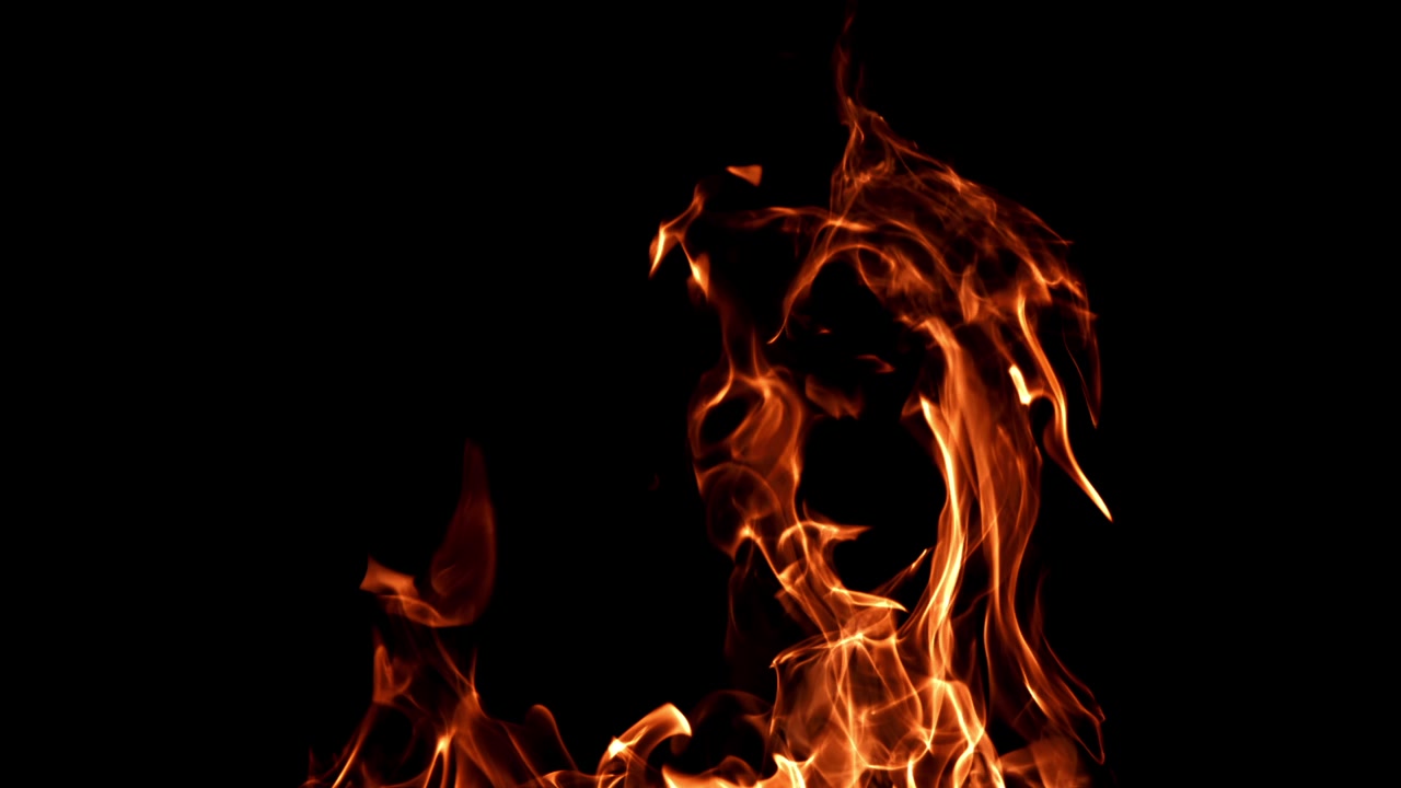 Vere fiamme di fuoco che bruciano su uno sfondo nero