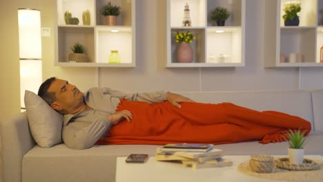 el hombre con ansiedad piensa, no puede dormir.
