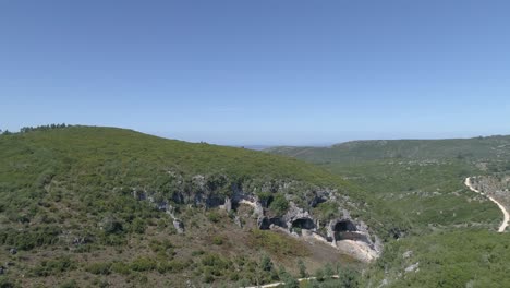 Agujeros-De-Casmilo,-Serra-Do-Sicó,-Portugal-Vista-Aérea