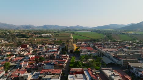 El-Vuelo-Aéreo-Inverso-Revela-Vistas-Panorámicas-De-La-Ciudad-De-Tamazula-Y-Los-Paisajes-Circundantes.