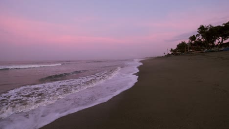 amanecer en la playa de berewa en canggu, bali