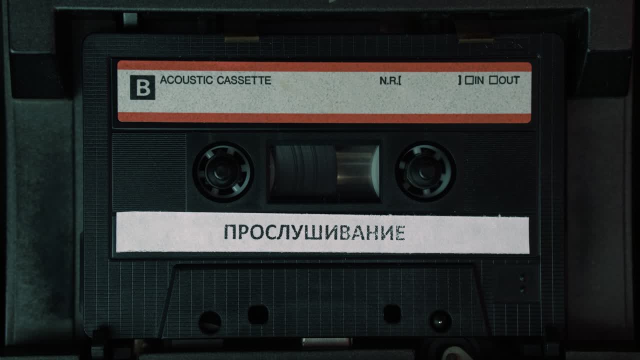 escucha rusa grabación de audio en cinta de cassette jugando en reproductor de cubierta vintage, de cerca
