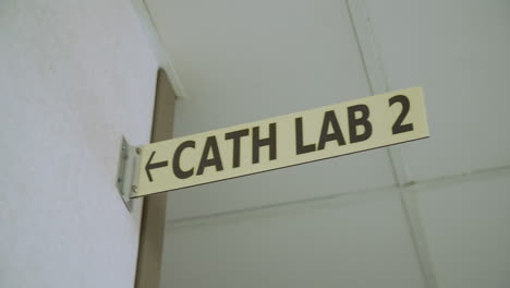 pan lento para el laboratorio de cateterismo del hospital señal - cámara lenta - 4k uhd