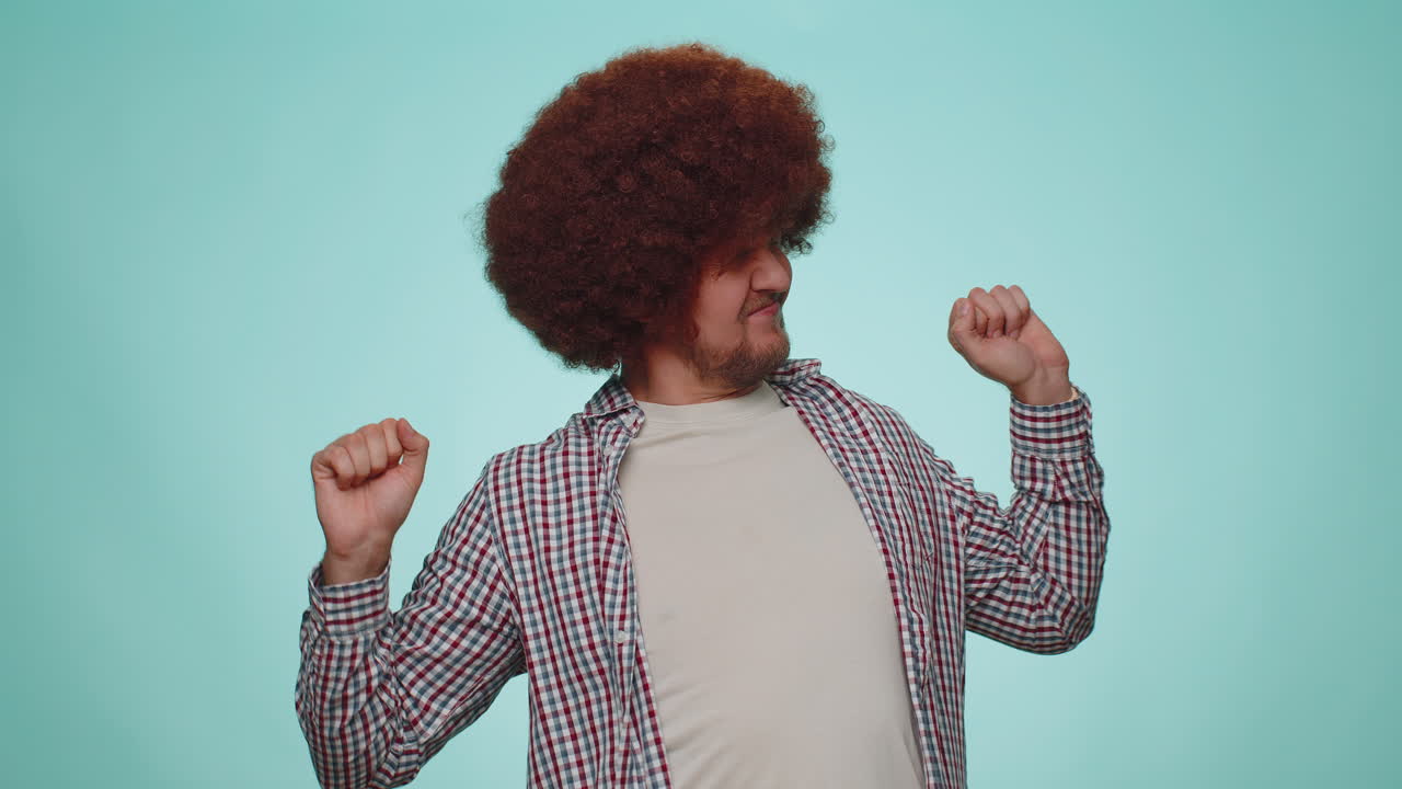 hombre cansado bostezando somnoliento desatento, sentirse somnoliento perezoso aburrido aburrido sufriendo de falta de sueño