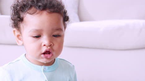 Niño-Negro-Tocando-El-Xilófono-Con-Su-Madre-En-El-Salón