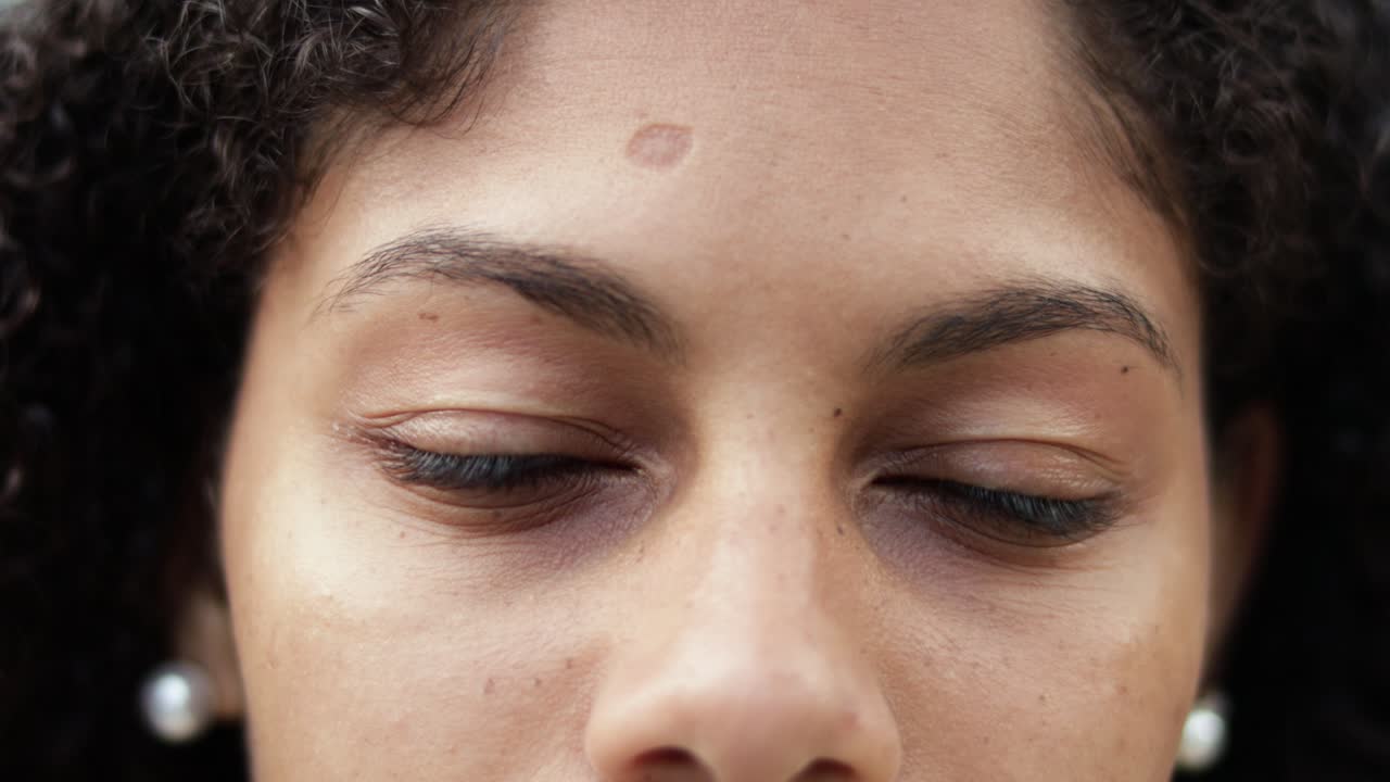 Una mujer hermosa mirando a la cámara.